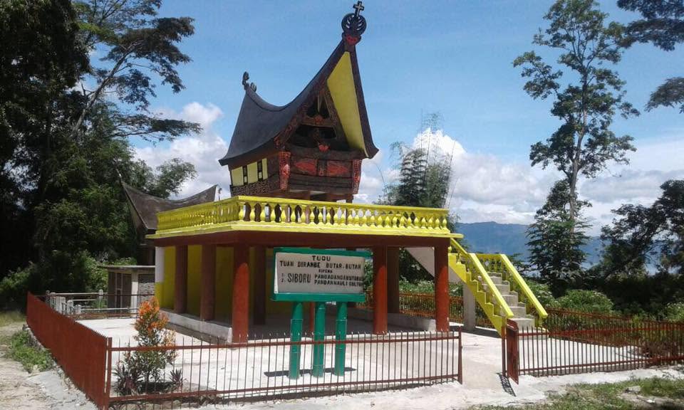 Tugu Butarbutar Tuan Dirambe di Sigaol